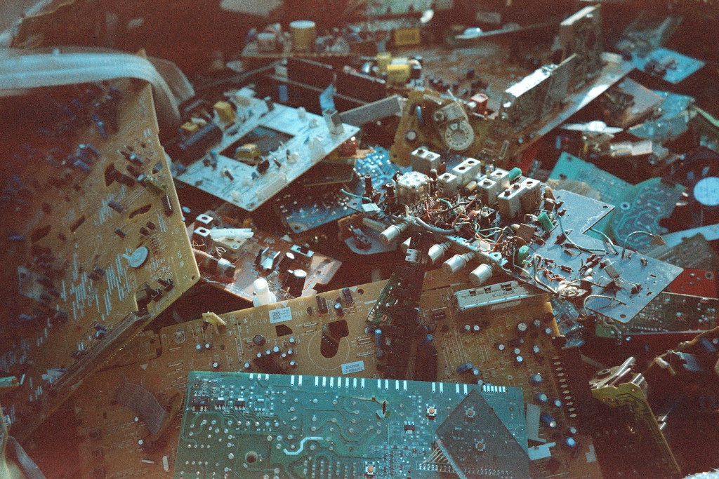 Photograph of e-waste. (Image published under a <a href="https://spdx.org/licenses/CC0-1.0.html">CC0-1.0</a> public domain license.)
